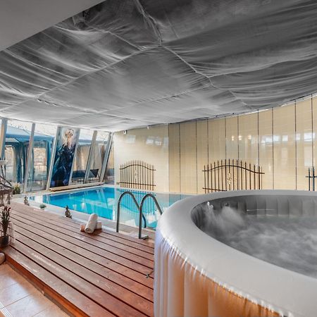 Unique Apartment With Private Pool, Cinema, Spa براغ المظهر الخارجي الصورة